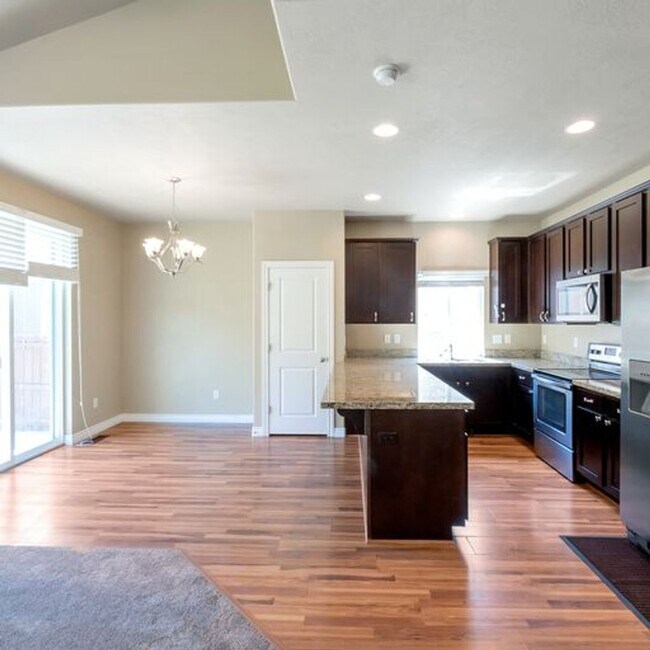 Building Photo - 1848 Woodview Dr W