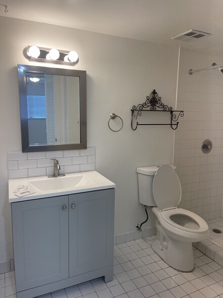 Building Photo - 2744 W 60th St
