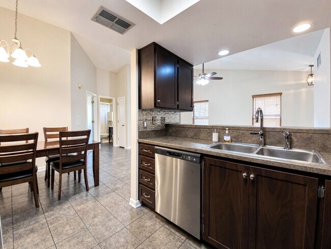 Building Photo - 614 Lake Carolyn Cir