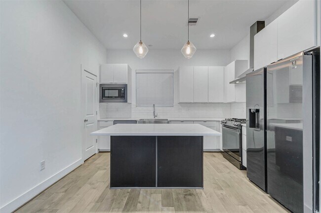 Building Photo - 5859 Dolores St