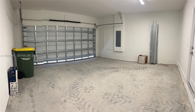 Building Photo - 2651 SE 24th Dr