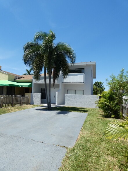 Building Photo - 14212 NE 4th Ave