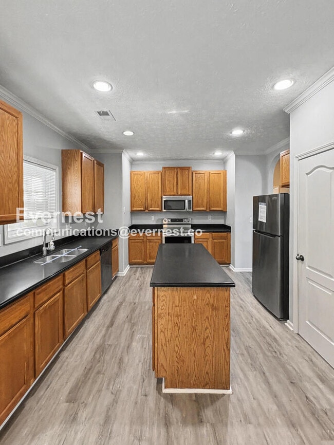 Building Photo - 4 Bed, 2 Bath Home with Garage / Pet-Friendly / Available Now!