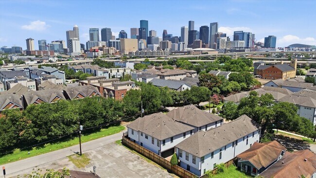 Building Photo - Awesome Two Story town home located in the heart of the city!