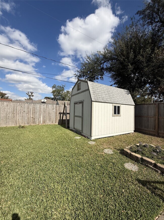 Building Photo - 1234 Gardenia Dr