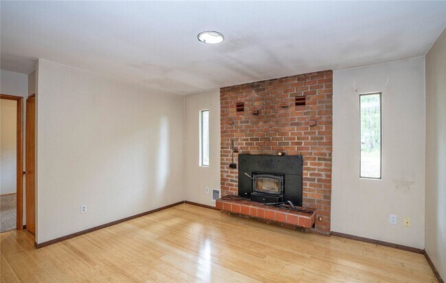Building Photo - Spacious Rambler Retreat Nestled on an Acr...