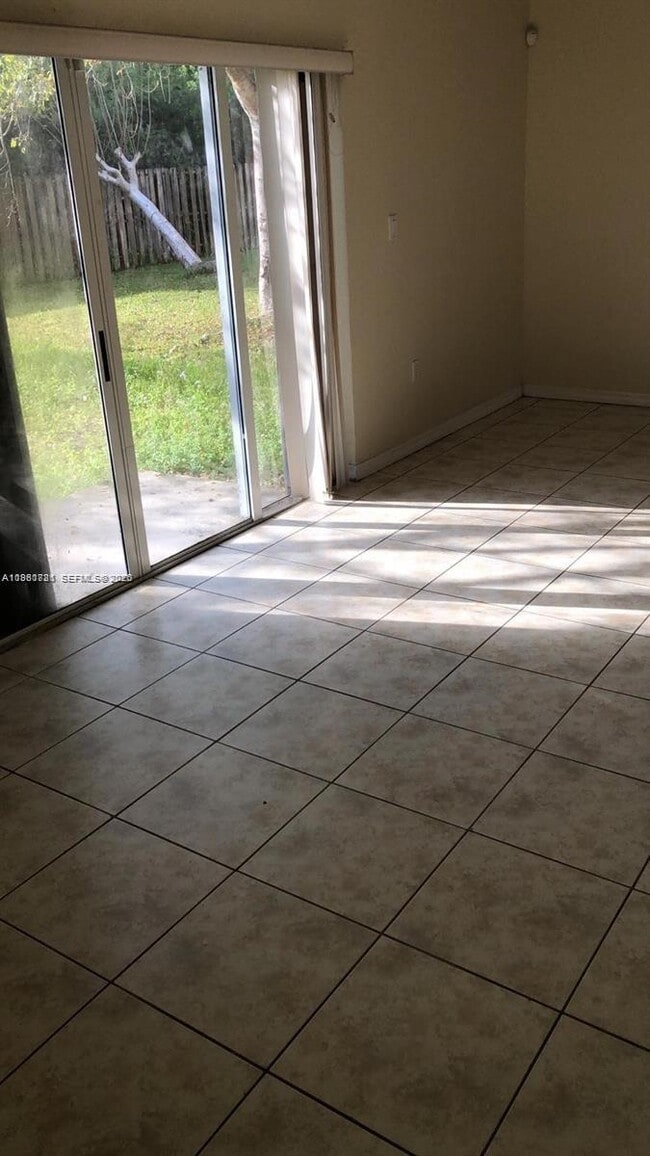 Building Photo - 661 SW 10th St