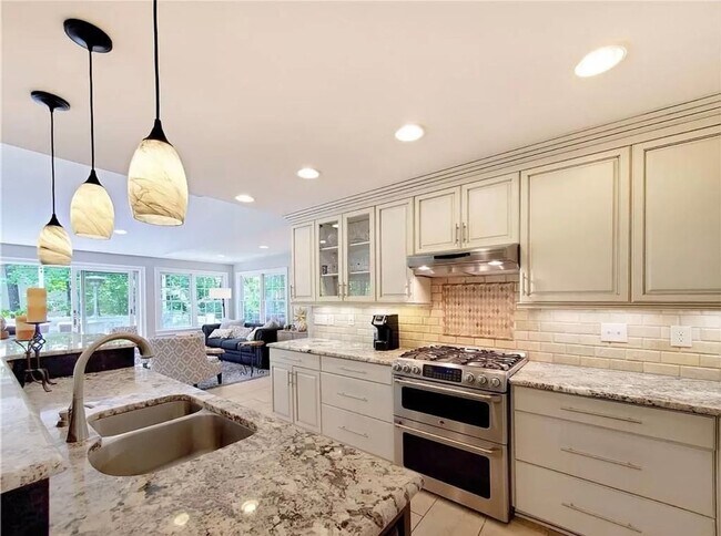 Building Photo - Gorgeous East Cobb Home with 5 bedrooms & 3.5 Bathrooms!!