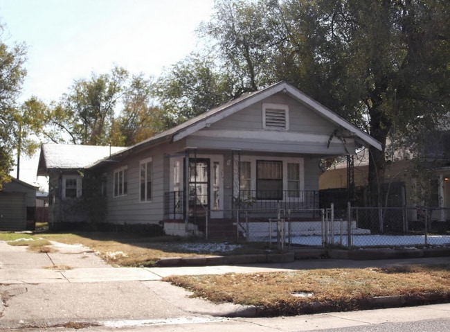 Building Photo - 207 W 7th Ave