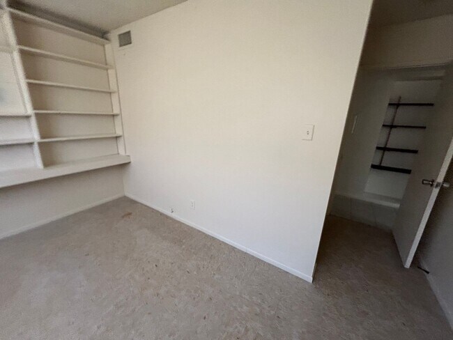 Building Photo - Spacious 4 bedroom, 2 bathroom home locate...