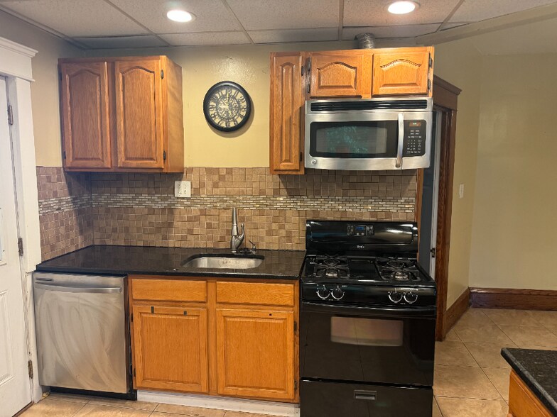 Building Photo - 1 Elm St