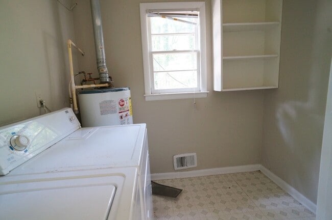 Building Photo - 435 S Barnett Shoals Rd