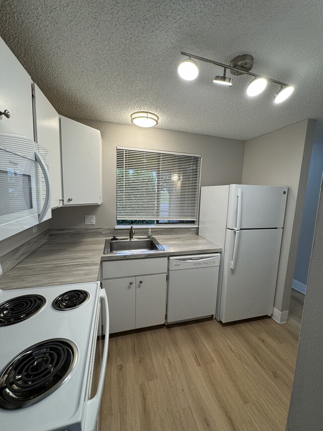 Primary Photo - Fully renovated 2 bedroom, 1.5 bath apartm...