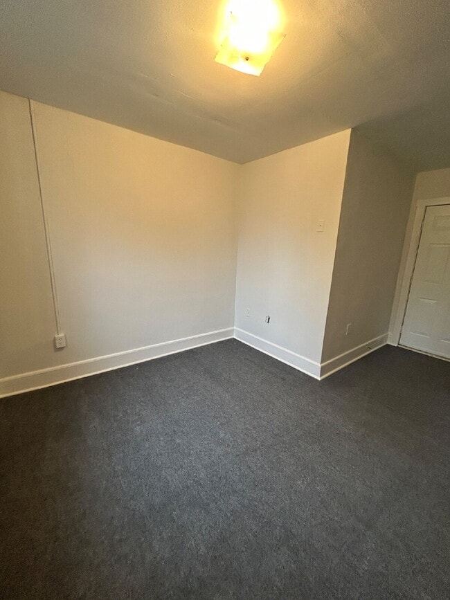 Building Photo - Move In Special- Move in 6/20and get 1/2 off first months rent! 1 Bedroom 1 Bathroom Apartment in...