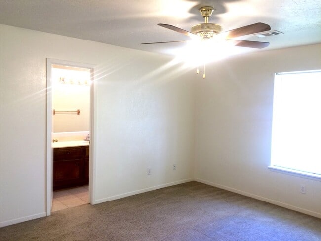 Building Photo - 2119 Whitelaw Dr