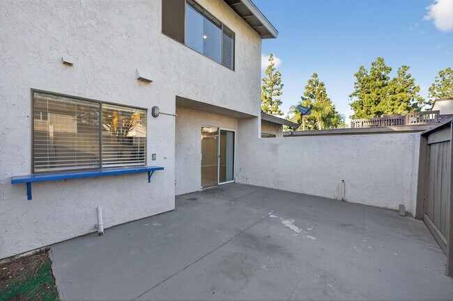 Building Photo - 3 Bedroom Townhome: Prime Location with Pool, Clubhouse and More!