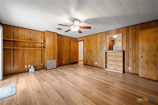 Building Photo - 201 Hillcrest Dr