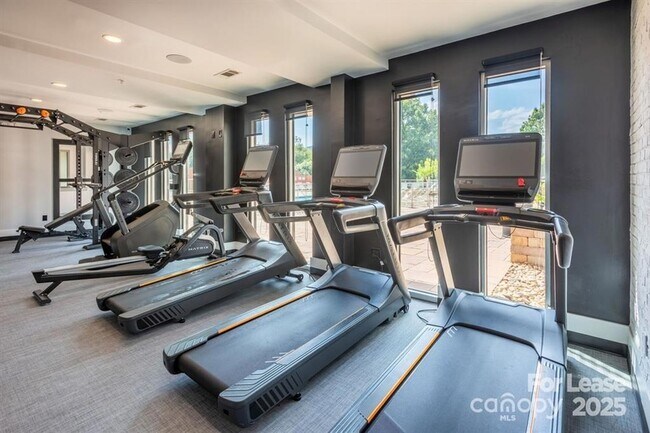 Building Photo - 902 W 4th St