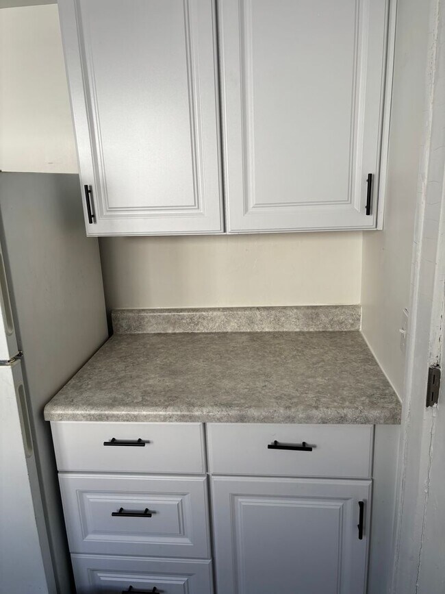 Building Photo - Akron 3 Befroom single