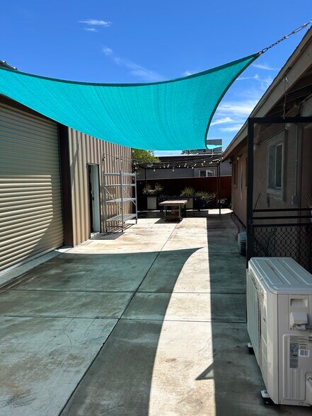 Building Photo - 1230 W Manhatton Dr