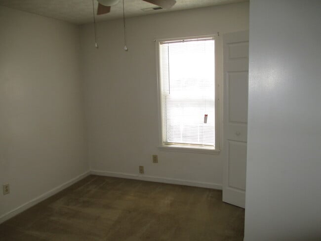 Building Photo - 2 Bedroom, 1 bath apartment - Downstairs Unit