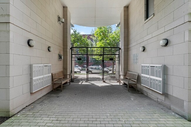 Building Photo - 1716 E 54th St