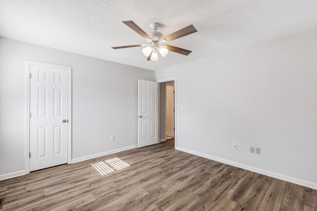 Building Photo - 4 Bedrooms/2 Bath Ranch Home!