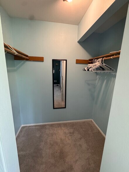 Building Photo - 1660 Eastridge Dr