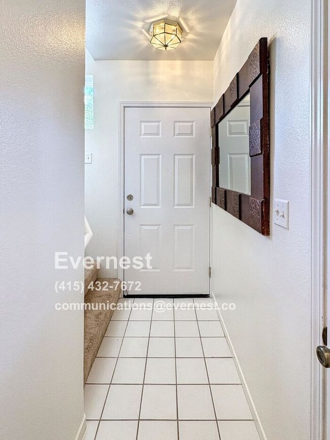Building Photo - Lovely 2-Bedroom Townhome: Comfort and Con...