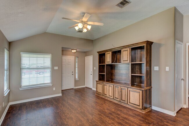 Building Photo - August Pre-Lease! Beautiful 3 Bed, 2 Bath ...