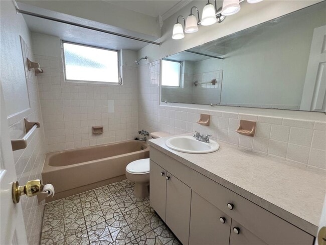 Building Photo - 4216 Hillsdale Dr