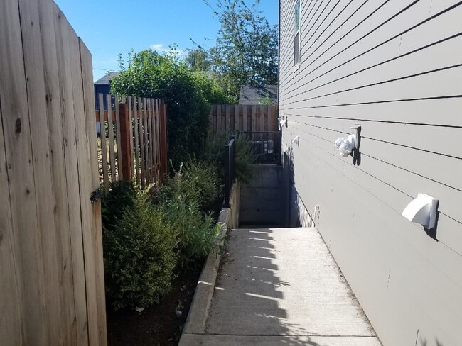 Building Photo - 7936 SE Raymond St