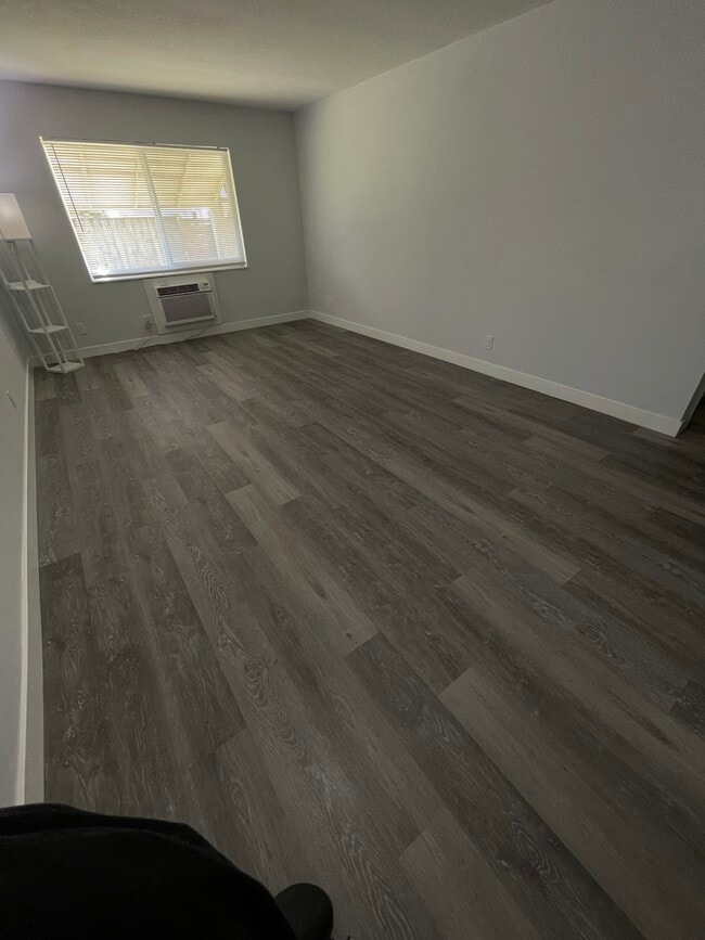 Building Photo - 1350 E Sample Rd