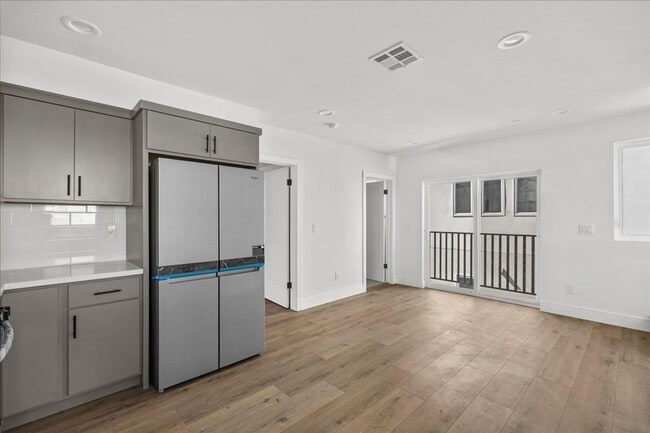 Building Photo - 860 N Hudson Ave