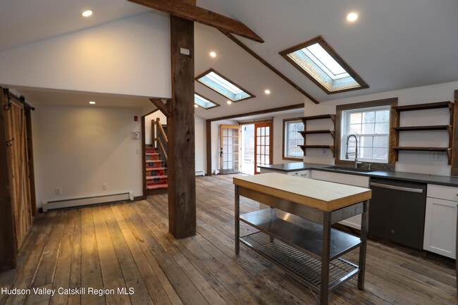 Building Photo - 683 Woodland Valley Rd