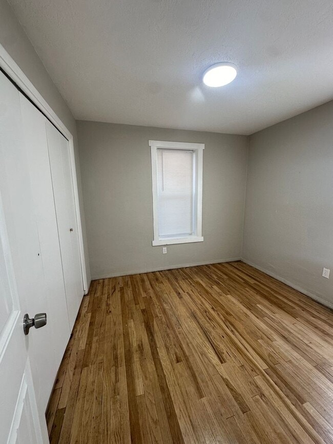 Building Photo - 3 bedroom 1 bath house