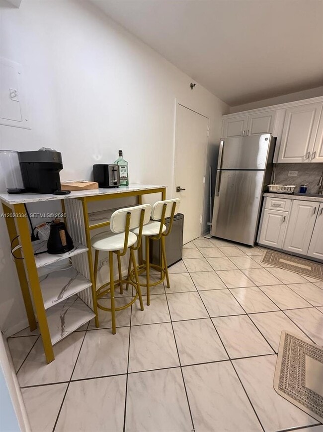 Building Photo - 6039 Collins Ave