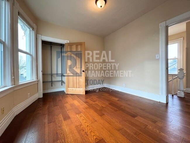 Building Photo - Charming Historic 3 Bedroom!