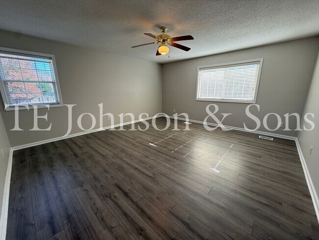 Building Photo - Spacious 4 Bedroom Home with Modern Comfor...