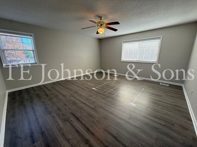 Building Photo - Spacious 4 Bedroom Home with Modern Comforts in Kernersville