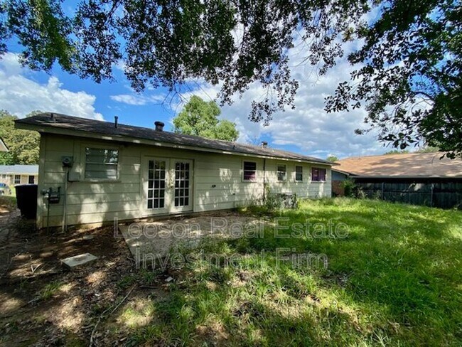 Building Photo - 6333 Alameda Dr