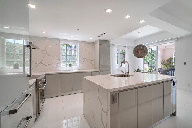 Building Photo - 19117 Fisher Island Dr