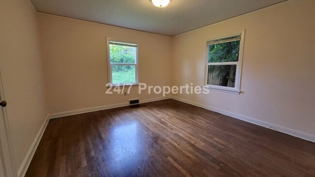 Building Photo - Charming 3BD | 2BA Cottage + Bonus Room - ...