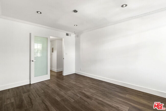 Building Photo - 740 Kings Rd