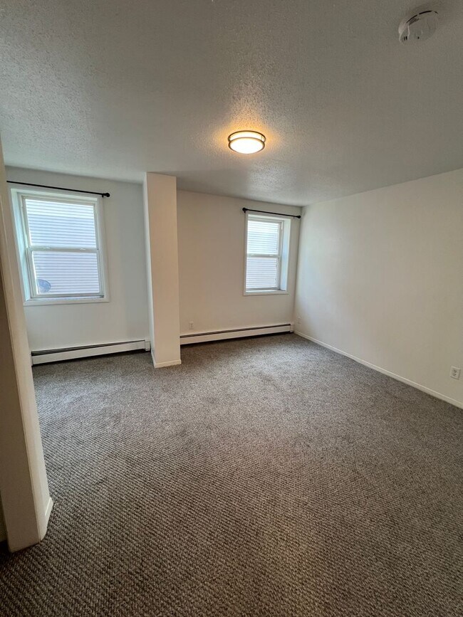 Building Photo - Renovated 2 Bedroom Apartment - AVAILABLE AUGUST!