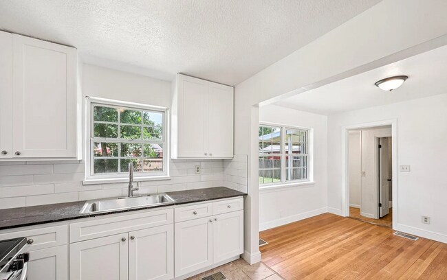 Building Photo - !!MOVE IN SPECIAL: 1 Month Free on a 13 months lease!! Beautiful 3 Beds 2 Baths Home with Spaciou...