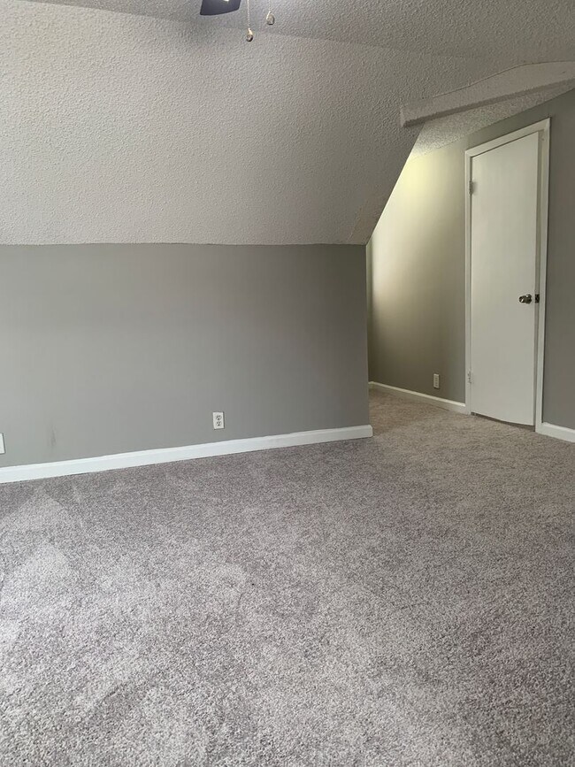 Building Photo - Your Next Home Awaits: 4BR/2BA in Desirable Prairie Village Location!