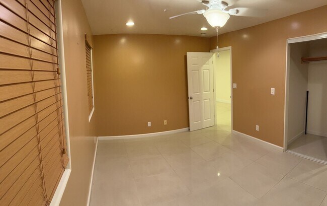 Building Photo - Pet Friendly, Ground Level, W/D, Great Location, Private fenced yard!