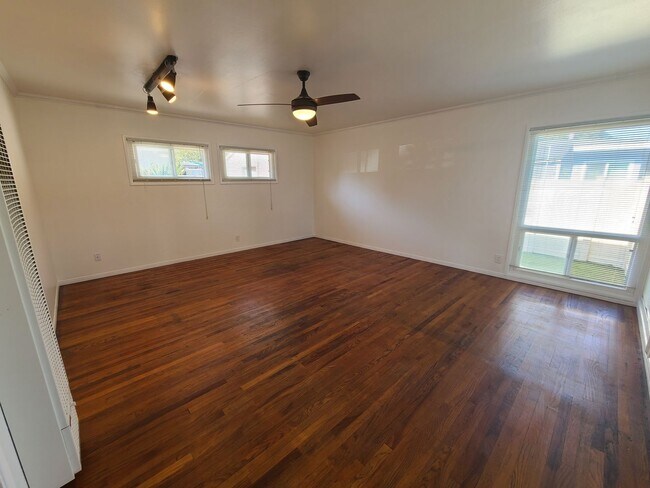 Building Photo - Spacious Ocean Beach 2 bed 1 bath just a f...