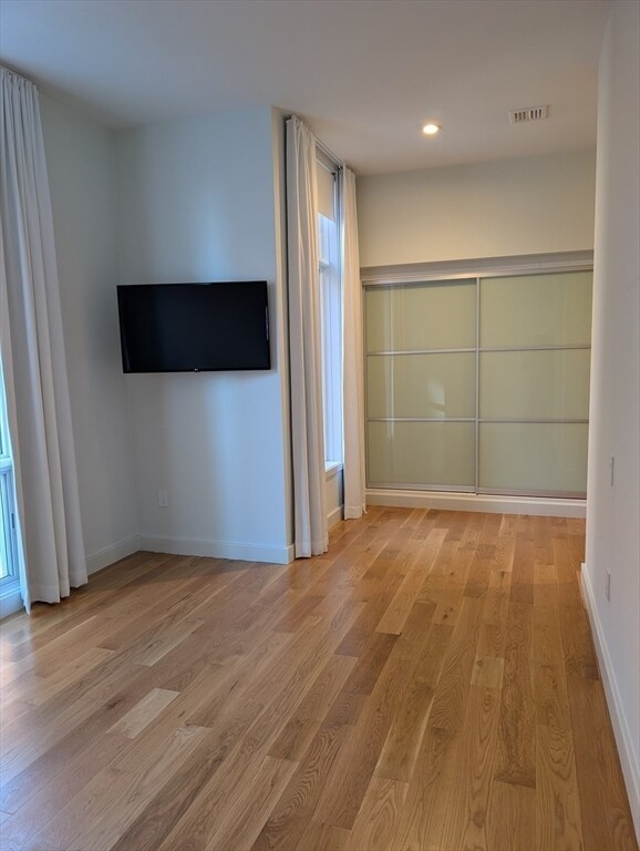 Building Photo - 537 E 2nd St